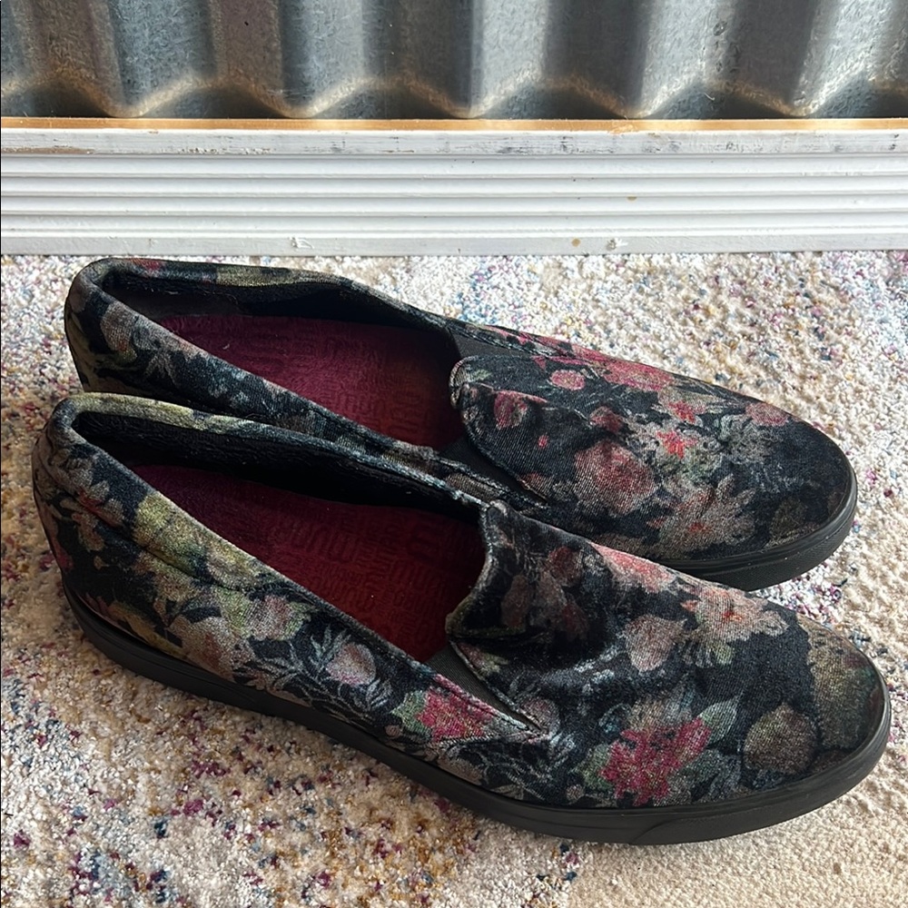 Munro Women's Velvet Loafers Brocade Dark Floral Size 9.5
